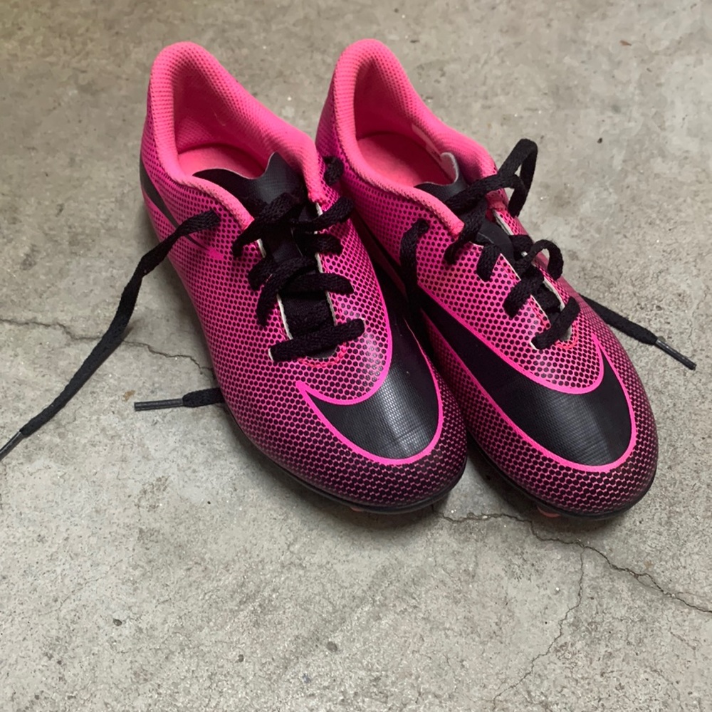Nike girls soccer cleats size US 1.5